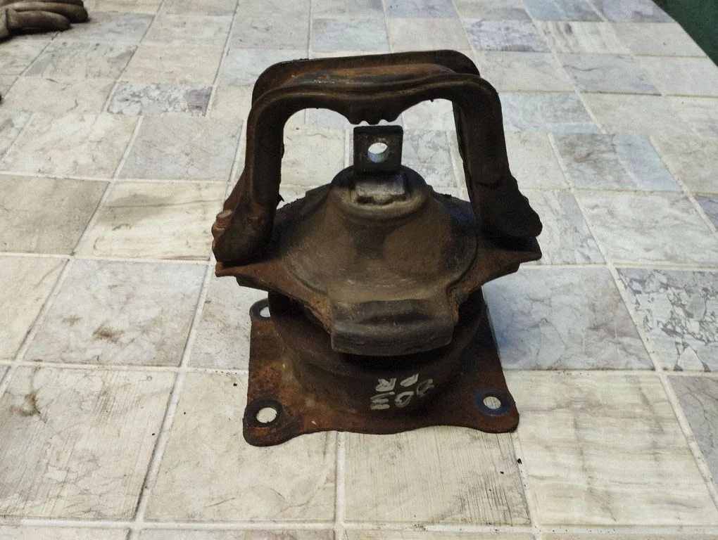 Engine mount bracket