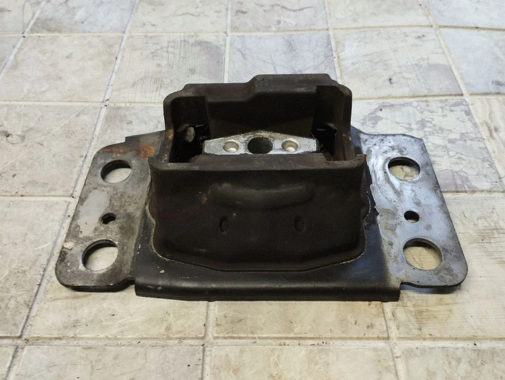 Engine mount bracket 6G917M121AC