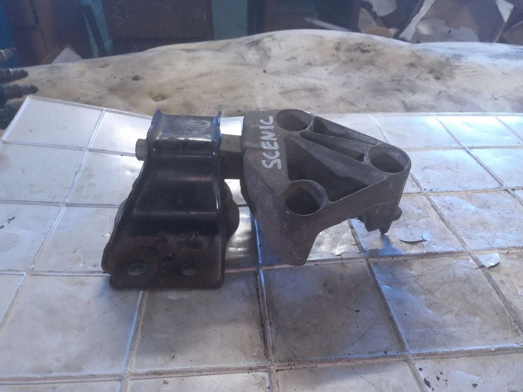 Engine mount bracket – Renault Scenic II - Grand scenic II (2003-2006)