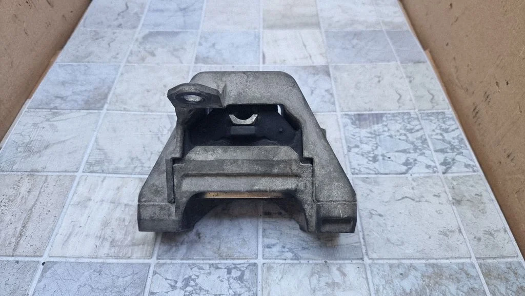 Engine mount bracket 210446110