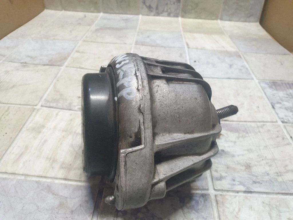 Engine mount bracket 13981112