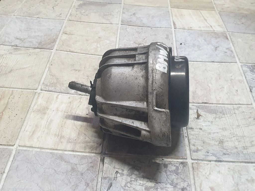 Engine mount bracket 13981112