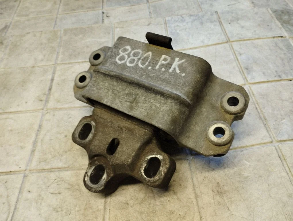 Engine mount bracket – front left