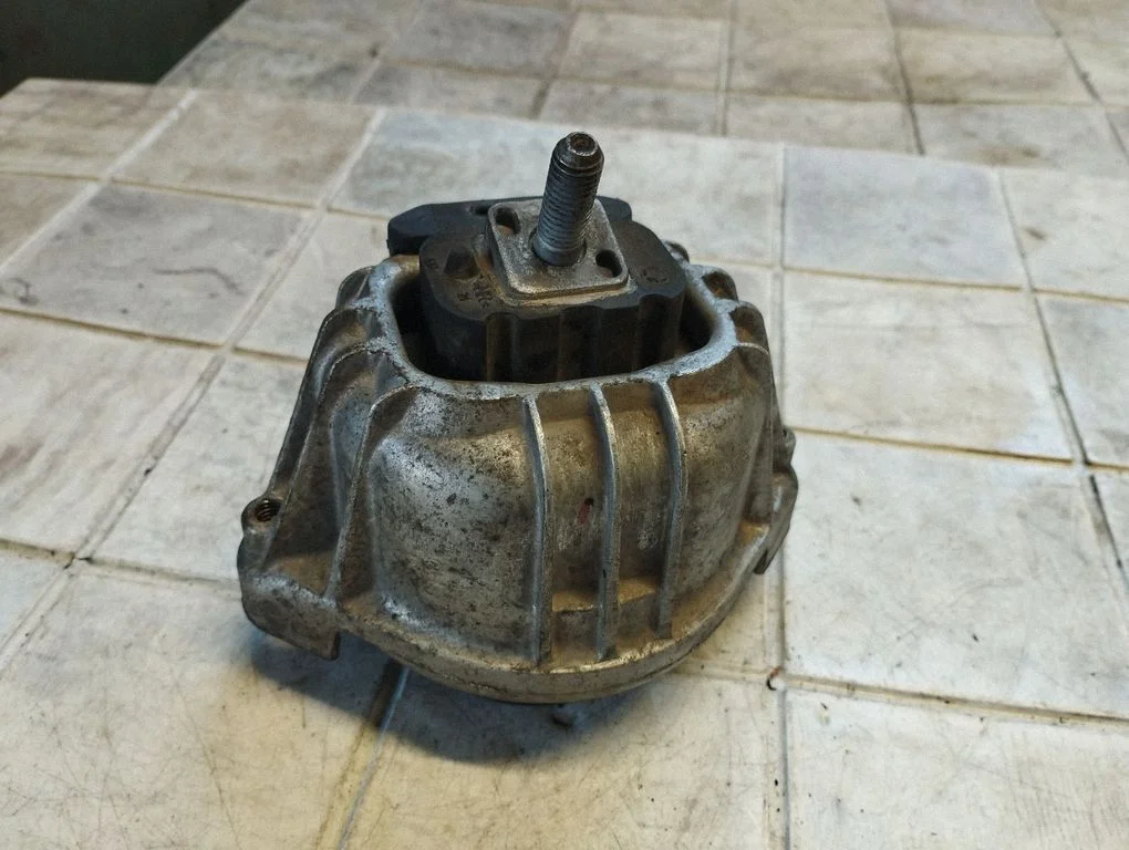 Engine mount bracket 13981112