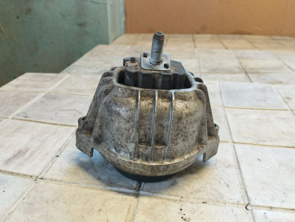Engine mount bracket 13981112