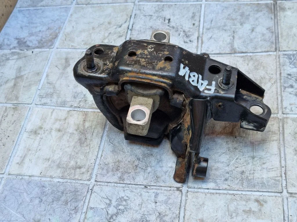Engine mount bracket – Skoda Fabia Mk1 (6Y) (1999-2007)