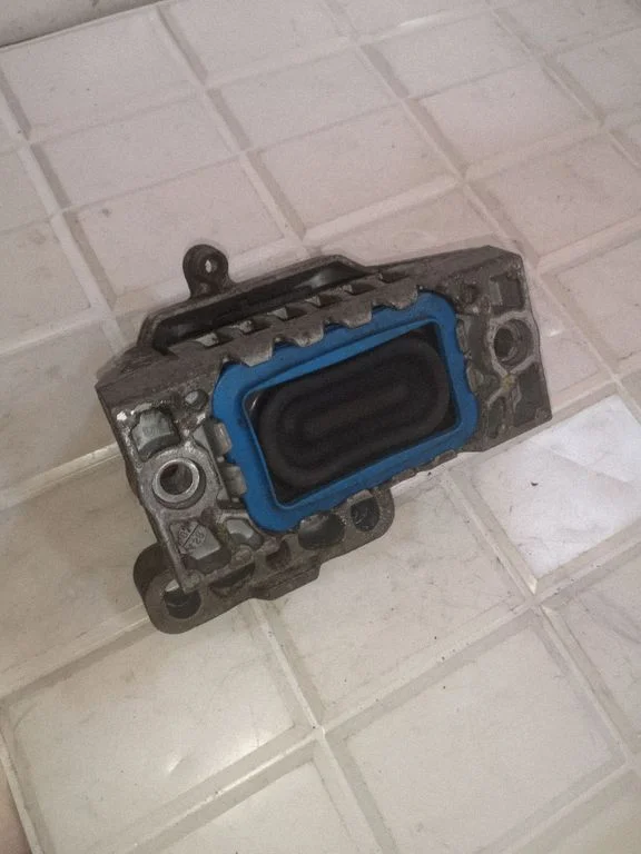 Engine mount bracket – Volkswagen Passat B6 (2005-2010)
