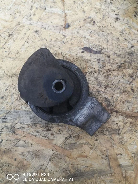 Engine mount bracket – Mitsubishi Space Star (1998-2005)