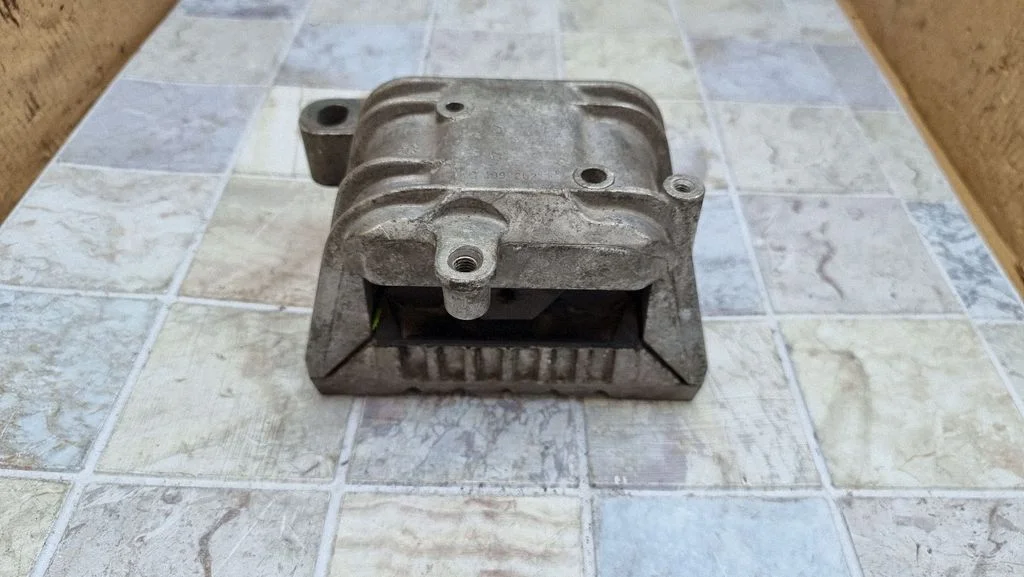 Dzinēja spilvens 1K0199262