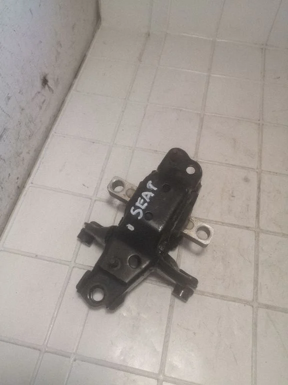 Engine mount bracket – Seat Ibiza III (6L) (2002-2008)