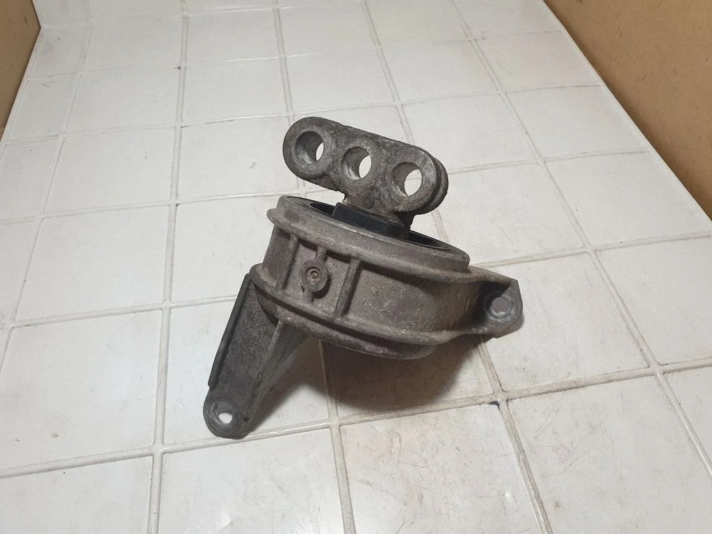 Engine mount bracket V05630