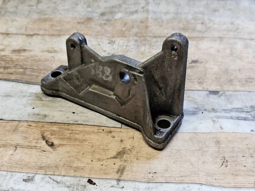 Engine mounting bracket 7805421