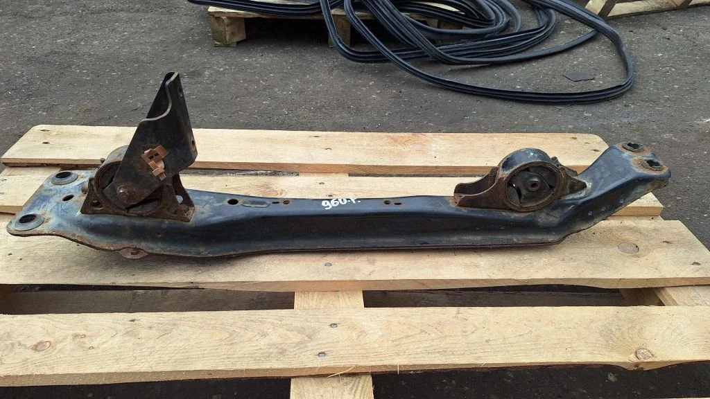 Dzinēja stiprinājuma kronšteins 112714U110