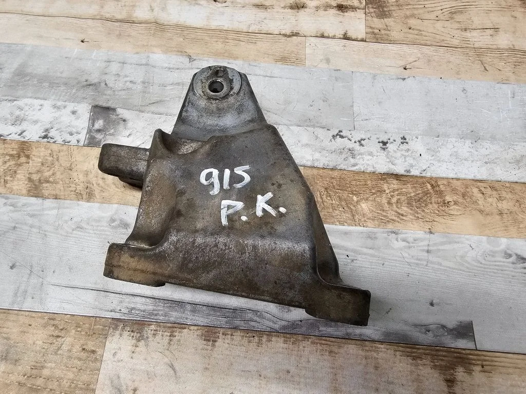 Engine mounting bracket – front left