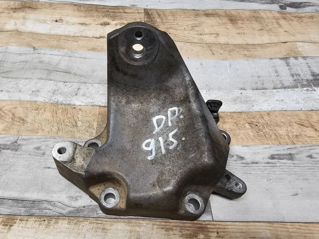 Engine mounting bracket – front right
