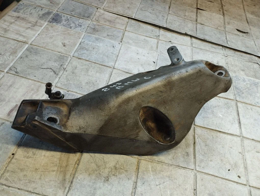 Engine mounting bracket 22116787489
