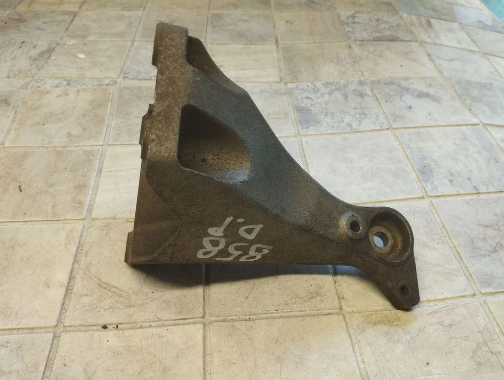 Engine mounting bracket 13807410