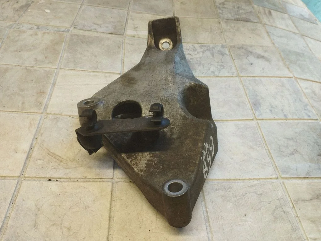 Engine mounting bracket 59280110