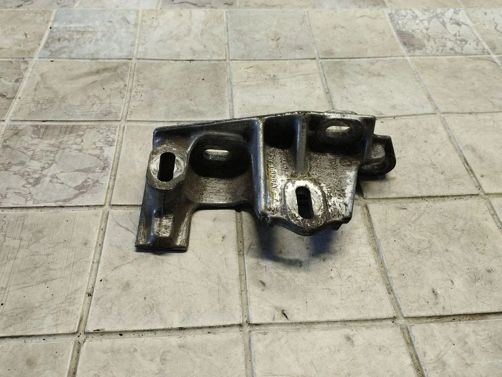 Engine mounting bracket – Ford Galaxy (2000-2006)
