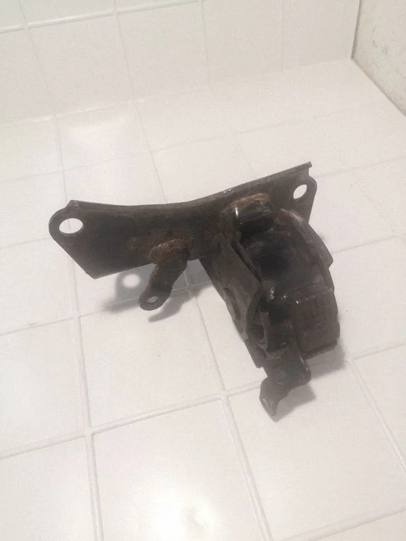 Engine mount bracket – Toyota Corolla Verso AR10 (2004-2009)