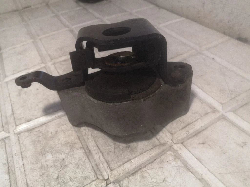 Engine mount bracket