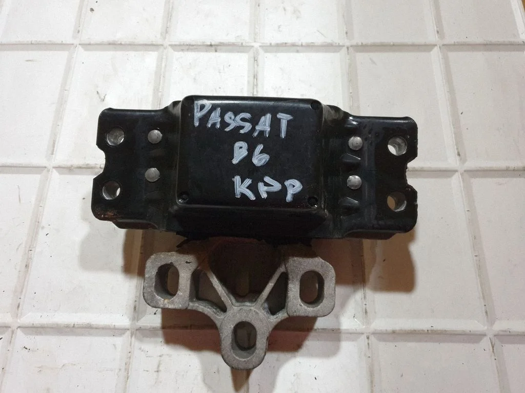 Engine mount bracket 3C0199555