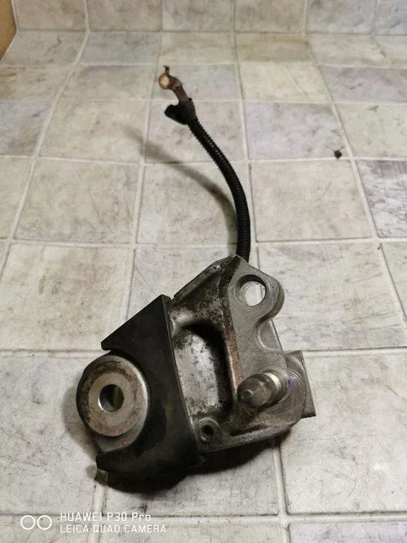 Engine mounting bracket