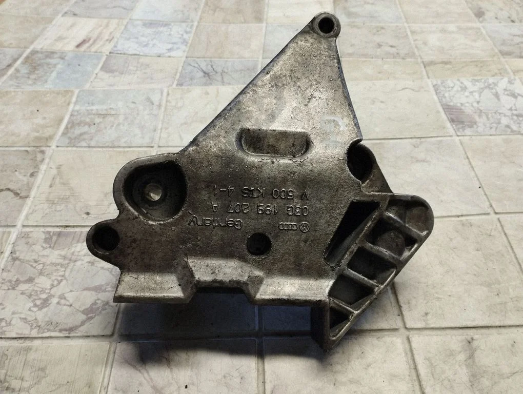 Engine mounting bracket – Volkswagen Golf Plus (2005-2013)