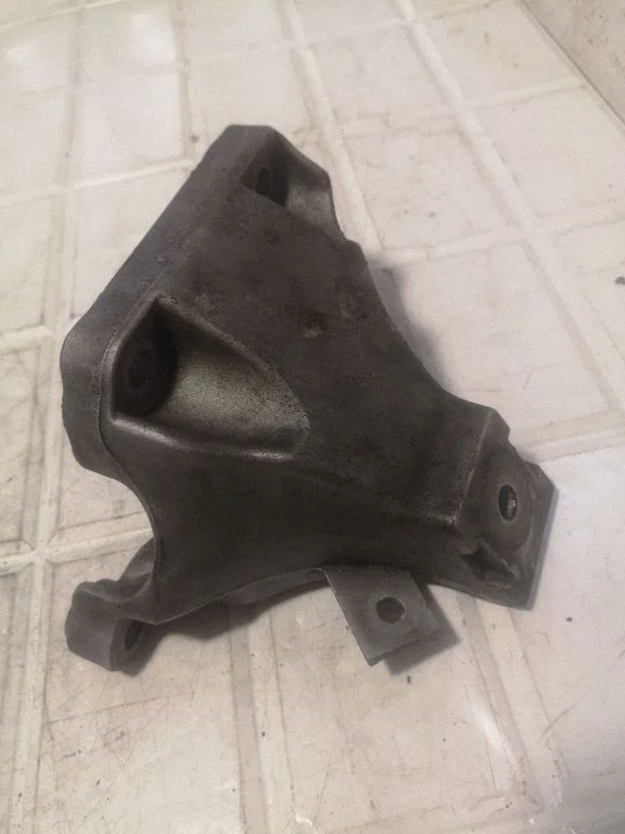 Mootori kinnituskronstein 4F0199308AB