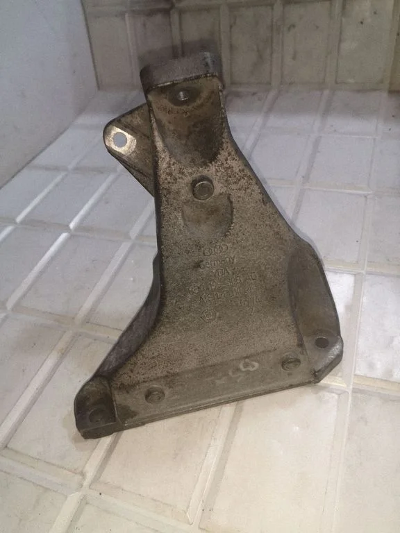 Dzinēja stiprinājuma kronšteins 8D0199308AG