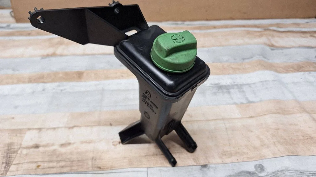 Power steering fluid tank/reservoir 3B0422371