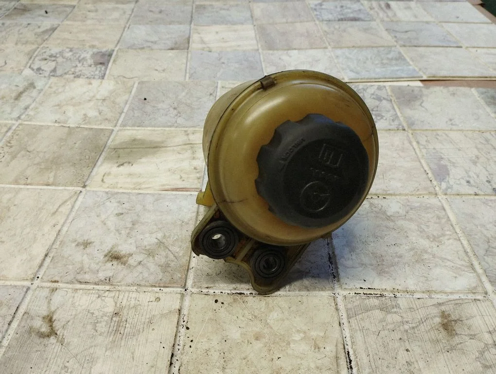 Power steering fluid tank/reservoir