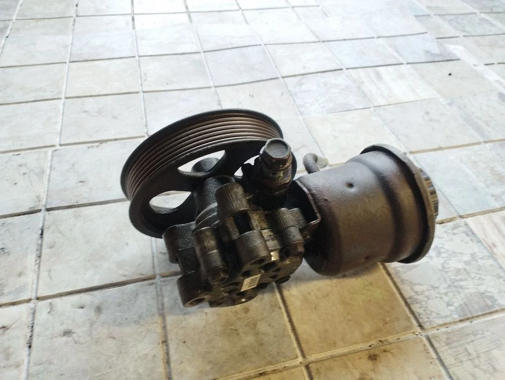 Roolivõimendi pump – Toyota Corolla Verso AR10 (2004-2009)