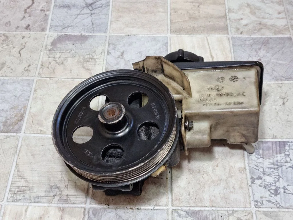 Power steering pump IS7C3R700AC