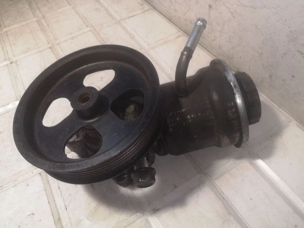 Power steering pump 12180