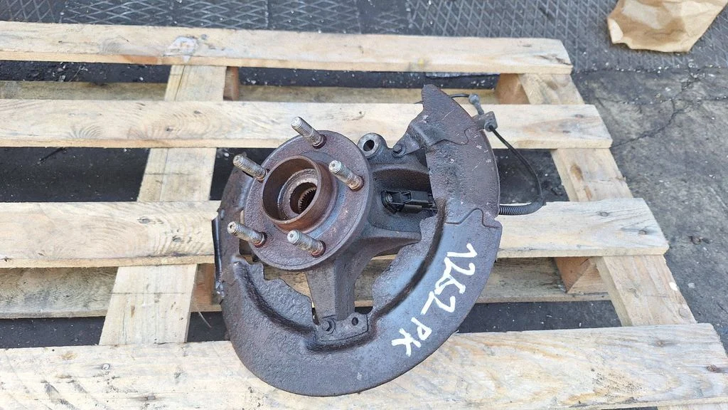 Front wheel hub – front left