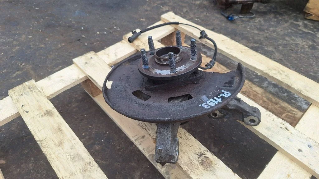 Front wheel hub – front left