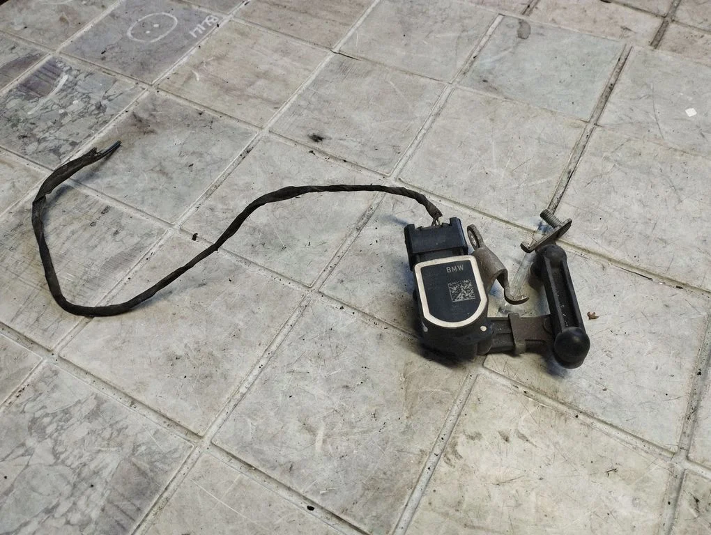 Headlight/headlamp level sensor 3714678857102