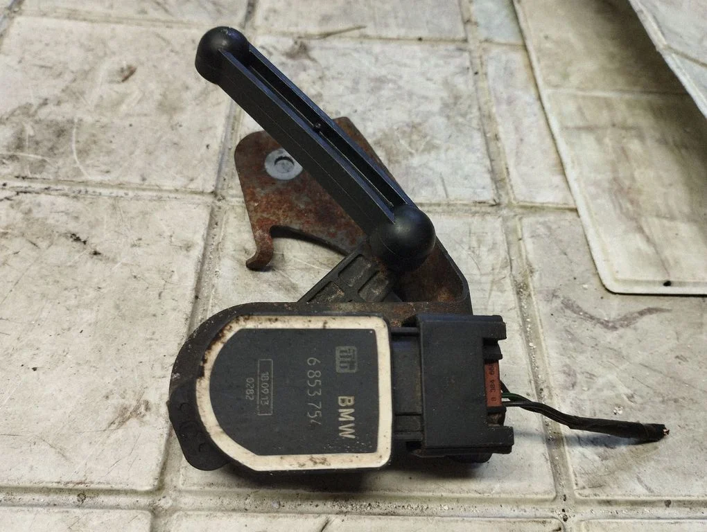 Headlight/headlamp level sensor 6853754
