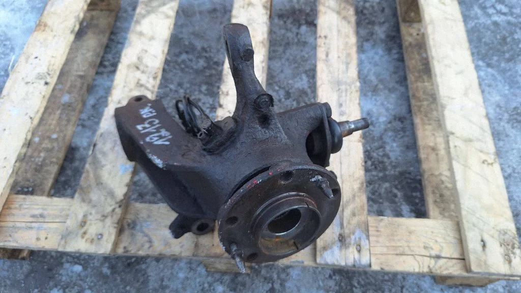 Front wheel hub – front left