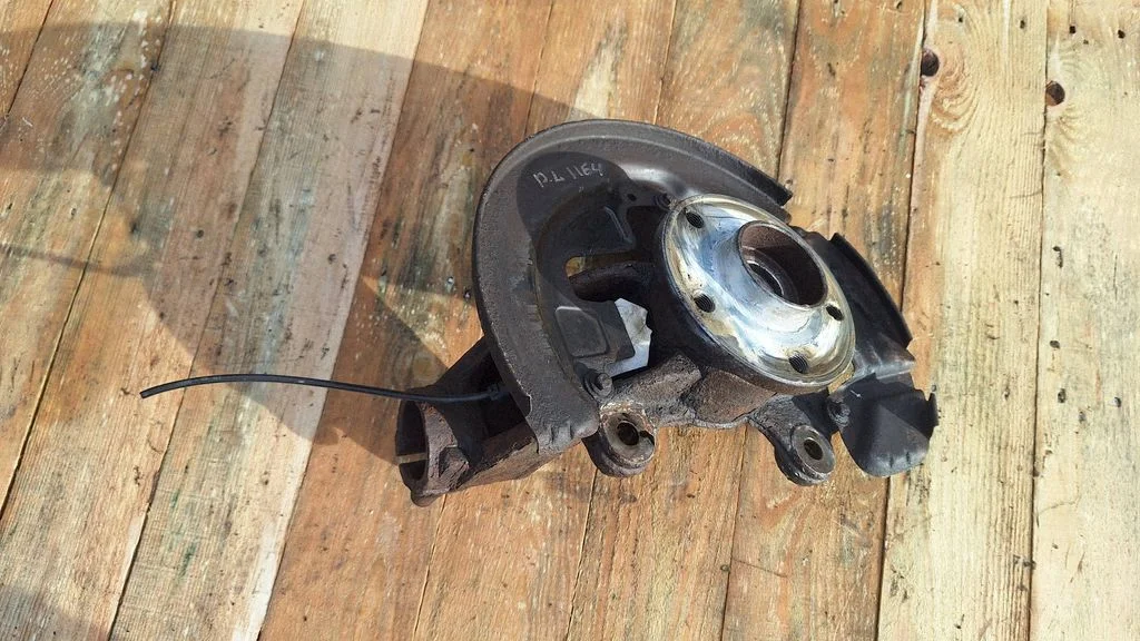 Front wheel hub – front left