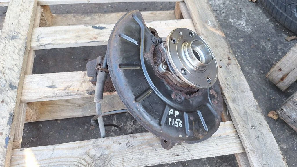 Front wheel hub – front right