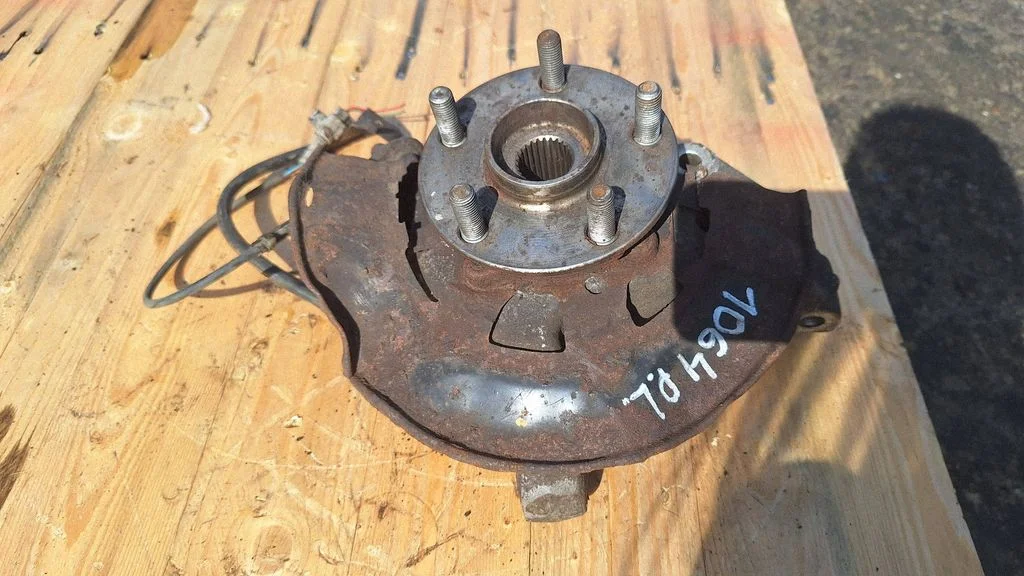 Front wheel hub – front left