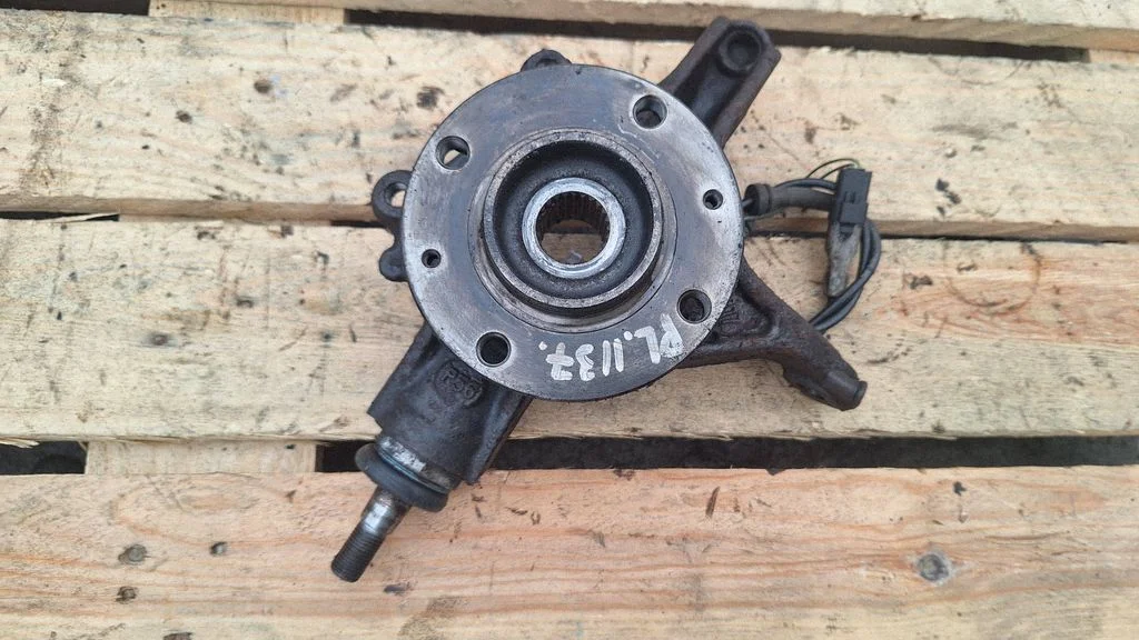 Front wheel hub – front left