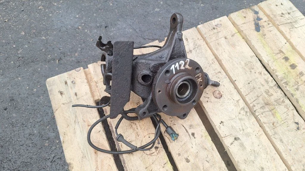 Front wheel hub – front left
