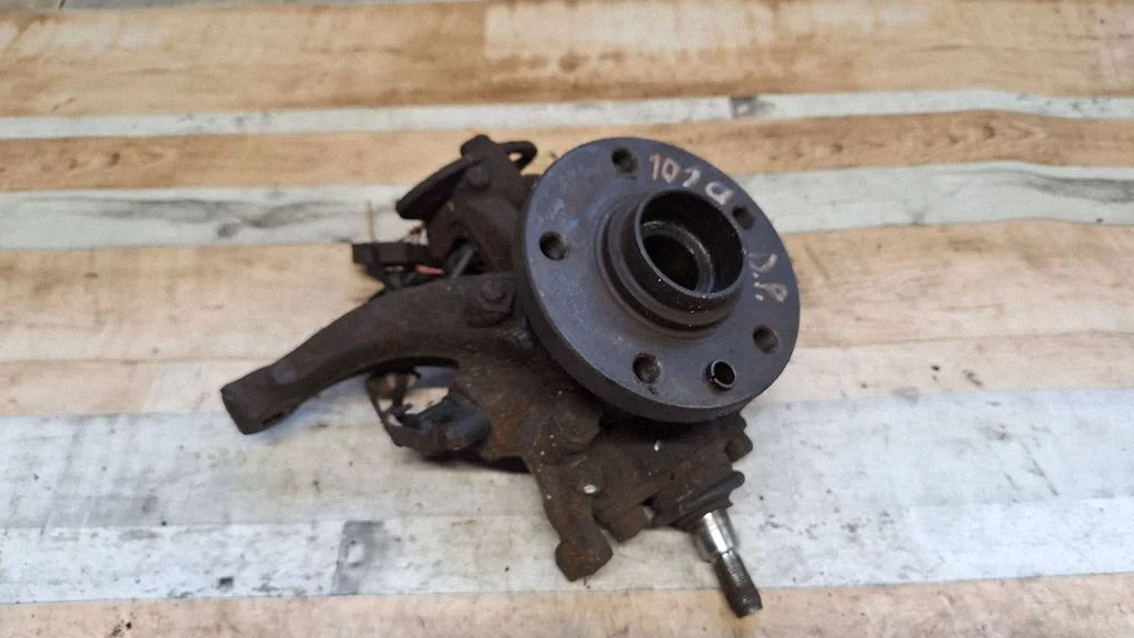 Front wheel hub – front right