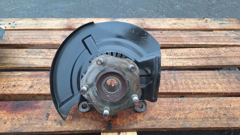 Front wheel hub – front left