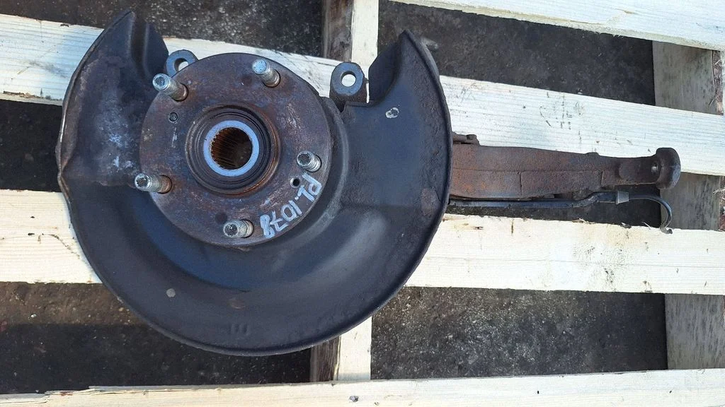 Front wheel hub – left