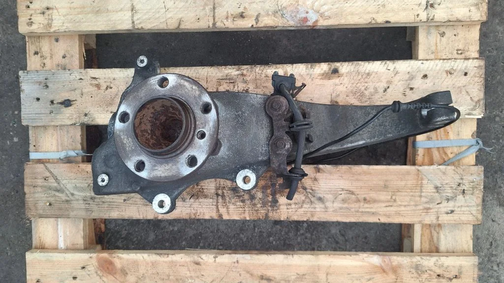 Front wheel hub – front left