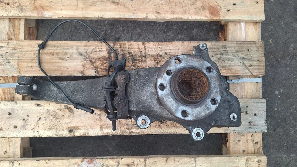 Front wheel hub – front right